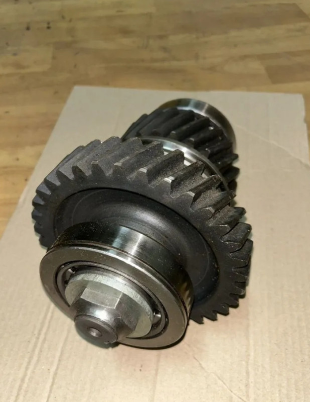 Вал промежуточный раздаточной коробки в сборе